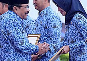 Bupati Probolinggo, P Tantriana Sari SE saat menerima penghargaan dari Gubernur Jatim, Soekarwo.