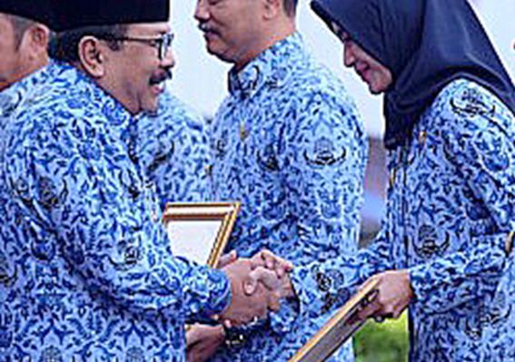 Bupati Probolinggo, P Tantriana Sari SE saat menerima penghargaan dari Gubernur Jatim, Soekarwo.