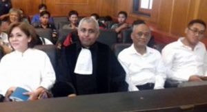 Tampak Senyum terdakwa Djarwo Dan Istri tanpa Rompi di damping Pengacara