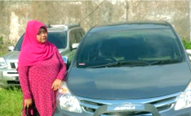 Lilik Yuliati korban Perampasan saat berphoto disamping mobilnya ditempat penyimpanan kantor ACC, Jember setelah ditarik di banyuwangi.