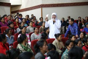 Khofifah Indar Parawansa saat menyerahkan jaminan hidup (Jadup) bagi korban bencana tanah longsor dan bantuan sosial Program Keluarga Harapan (PKH) di Geo Park Kintamani, Kabupaten Bangli, Provinsi Bali, Jum'at (28/4). 