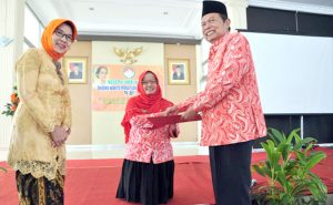 Wali Kota saat memberi penghargaan kepada penerus Kartini. 