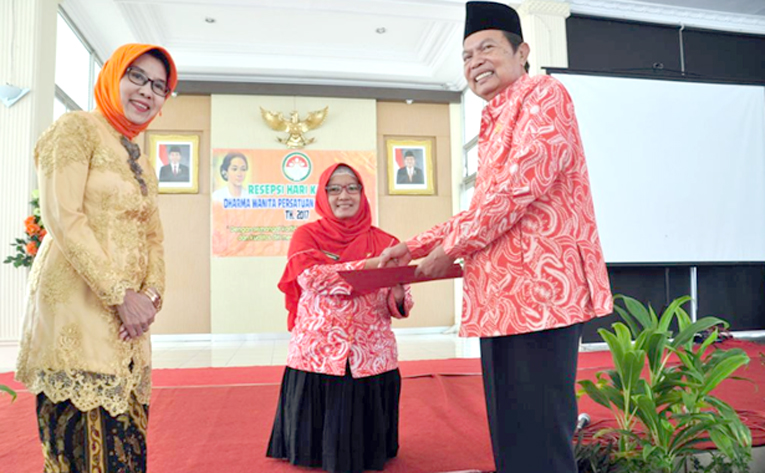 Wali Kota saat memberi penghargaan kepada penerus Kartini.