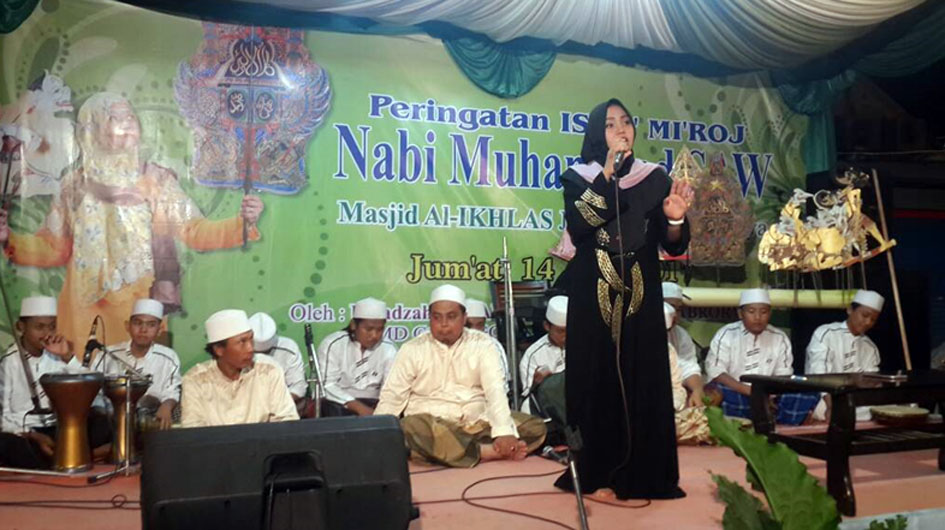 Ustadzah Kharida Yogi Nomara Abrory saat memberikan ceramah agama terkait Peringatan Isro’ Mi’roj