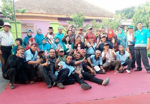 Tim penilai lomba Kelurahan Berseri tingkat Provinsi Jati foto bersama Sugeng S, Camat Kanigaran kota Probolinggo serta Lurah Kebonsari Wetan