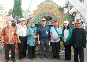 Aspuri, Ketua RW 1 Kelurahan Kebonsari Wetan (3 dari kanan) saat foto bersama tim penilai kelurahan berseri.