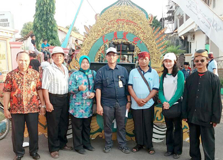 Aspuri, Ketua RW 1 Kelurahan Kebonsari Wetan (3 dari kanan) saat foto bersama tim penilai kelurahan berseri.