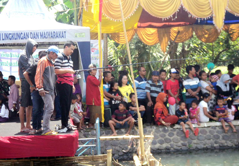 Bambang Lasmono SE, Dirut PDAM Kab Probolinggo berpartisipasi dalam ajang lomba Mancing.