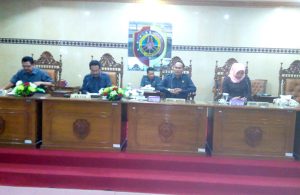 Ketua DPRD bersama wakilnya saat memimpin sidang.