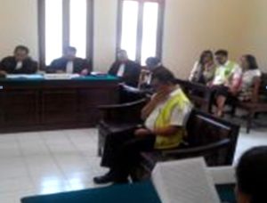 Terdakwa Rahmat Satria Pakai Rompi tahanan ketika menalani sidang.