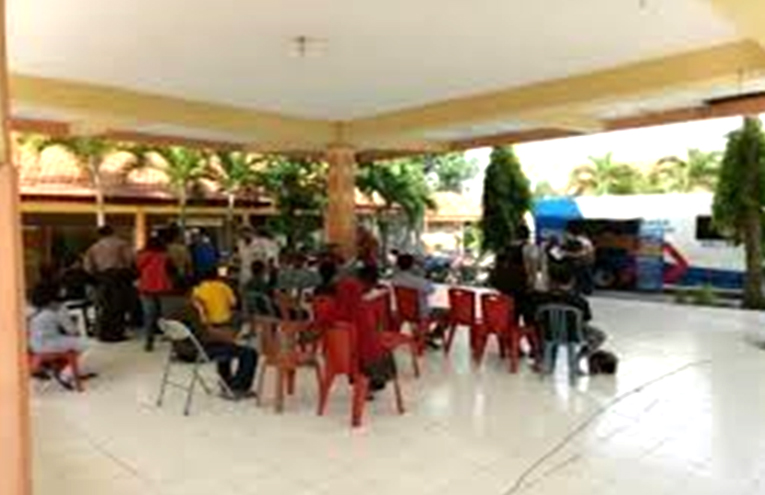 Suasana warga kebraon Kel Kebraon Kec Karang pilang Surabaya Antusias Mengurus SIM.