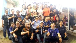 Wartawan Warta Pos menunjukan kekompakan