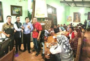 Foto bersama Bambang Lasmono (berjaket) dan ketika menikmati makan malam