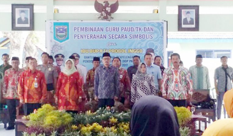 Drs H Hasan Aminuddin M.Si, Anggota DPR RI Komisi VIII saat menghadiri penyerahan BOP bagi PAUD/TK di Kec Tegalsiwalan