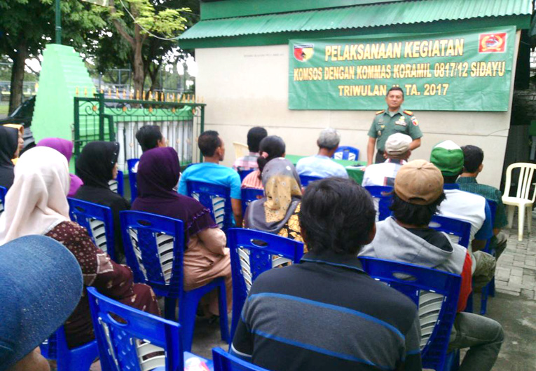 Kapten Syaiful Anam komandan Koramil 0817/12 Sidayu Gresik memberikan arahan kepada masyarakat tentang komsos.