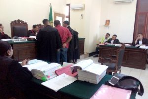 Tegang, Tim kuasa hukum Augusto Hutapea menunjukan bukti berkas.