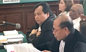 Baju Putih Terdakwa Jarwo Surjanto Mantan Dirut Pelindo 3 dan Istri,Di dampingi Kuasa Hukum Minola Sebayang.