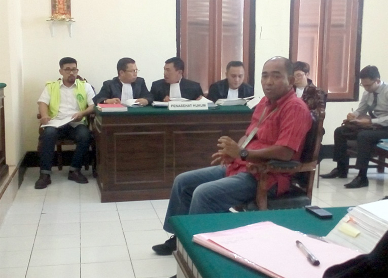 Saksi baju merah dan Robert Simangunsong. SH beserta tim pengacara.