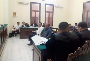 Ruang Garuda, Paling kiri terdakwa Rahmat Satria baju putih ,Tengah,Saksi Kemeja Putih Kepala Otoritas Pelabuhan Tg Perak, Biru Orias Petrus Moedak Mantan Dirut Pelindo 3.