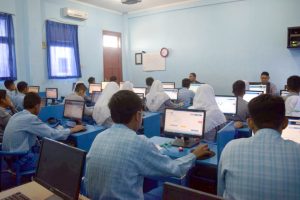 Ujian Nasional Berbasis Komputer (UNBK) di SMP Muhammadiyah 17 Surabaya.