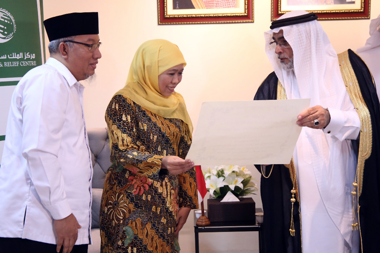 Menteri Sosial Khofifah Indar Parawansa sedang berbincang dengan Duta Besar Arab Saudi untuk Indonesia, Osama bin Mohammed Abdullah Al Shuaibi di Kedutaan Besar Arab Saudi, Rabu (3/5).