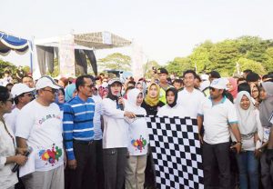 Bupati Tantriana Sari, saat melepas peserta Colour Run dan kebersamaan yang ditunjukkan oleh Bupati dalam even ini.