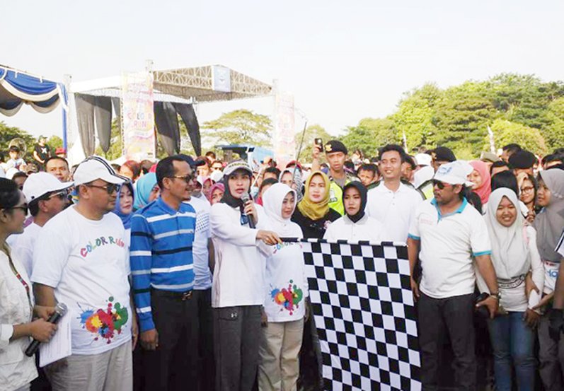Bupati Tantriana Sari, saat melepas peserta Colour Run dan kebersamaan yang ditunjukkan oleh Bupati dalam even ini.