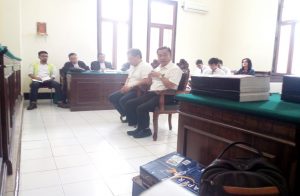 Kiri, Augusto didamping Robert Simangunsong SH & Pantas Tindaon SH,- Baju Putih, Rahmat & Firdiat Saksi Mahkota.