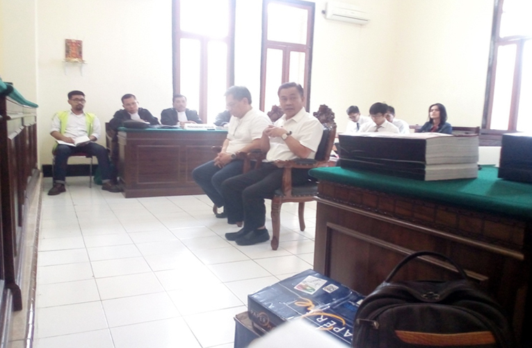 Kiri, Augusto didamping Robert Simangunsong SH & Pantas Tindaon SH,- Baju Putih, Rahmat & Firdiat Saksi Mahkota.