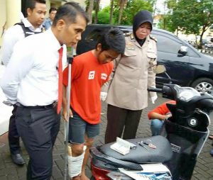 Tersangka Andre Didampingi Kasatreskrim Polrestabes AKBP Shinto Silitonga di didampingi Kasubag Humas Polrestabes Surabaya Kompol Lily Djafar.