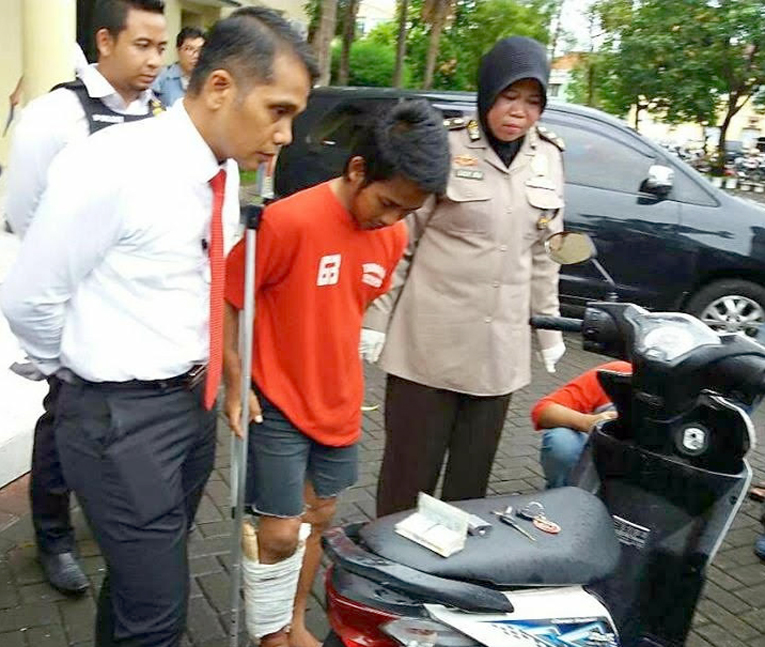 Tersangka Andre Didampingi Kasatreskrim Polrestabes AKBP Shinto Silitonga di didampingi Kasubag Humas Polrestabes Surabaya Kompol Lily Djafar.