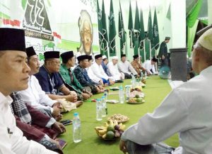 Pengurus PCNU Kota Probolinggo bersama undangan.