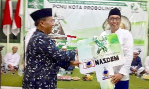 Ketua PCNU Kota Probolinggo KH Muhammad saat menerima bantuan mobil opersional dari Ketua Nasdem kota, H Zulfikar Imawan.