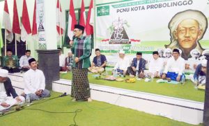KH Hasan Aminuddin, Anggota DPR RI Komisi VIII saat memberikan sambutan dalam memperingati Harlah NU ke 94 dan Isro’ Mi’roj yang diadakan PCNU kota Probolinggo