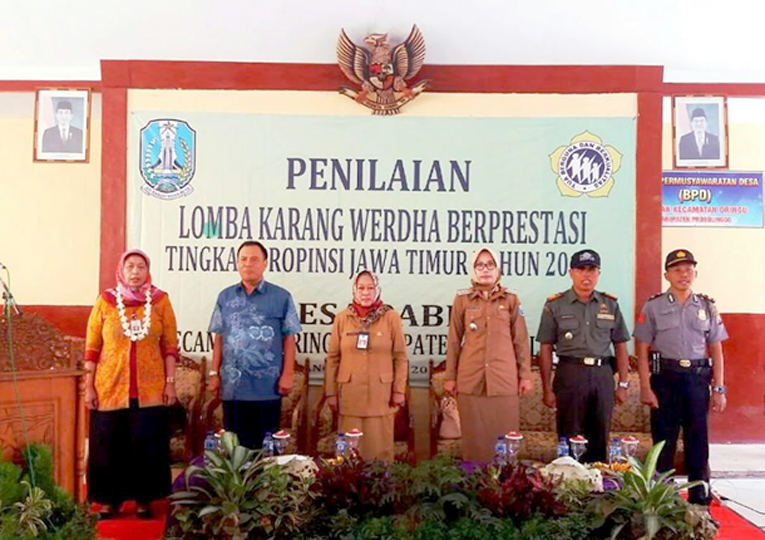 Kep Dinas Sosial Kab.Ibu Retno Ngastiti SH.MH. dan Bpk. Edy Ketua Tim Karang Werdha Jatim beserta Kapolsek Dringu.