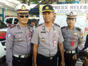 Kabag Ops Kompol Budi Sulistyanto disampingi Kasatlantas AKP Tri Nuartiko saat melihat hasil dari gelaran sejumlah operasi.
