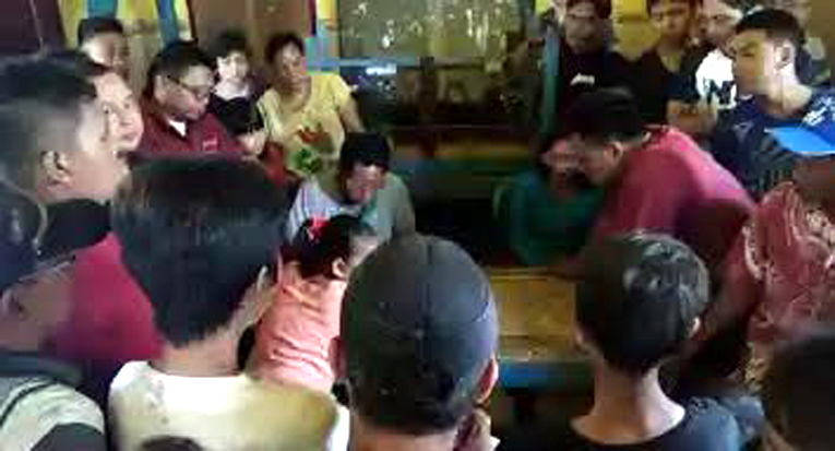 SANKSI SOSIAL: IW dan KA membuat surat pernyaaan sanggup meninggalkan Desa Balongmojo, Kec. Puri.