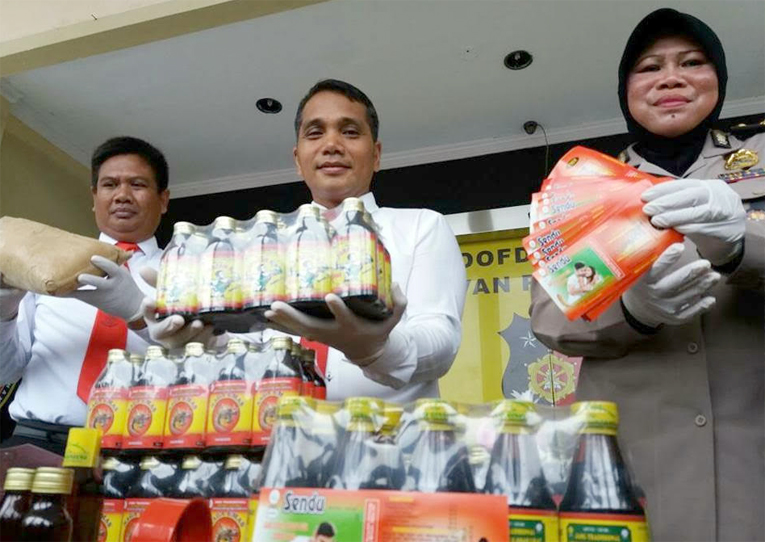 Petugas Saat Press Reliase di Polrestabes Surabaya.