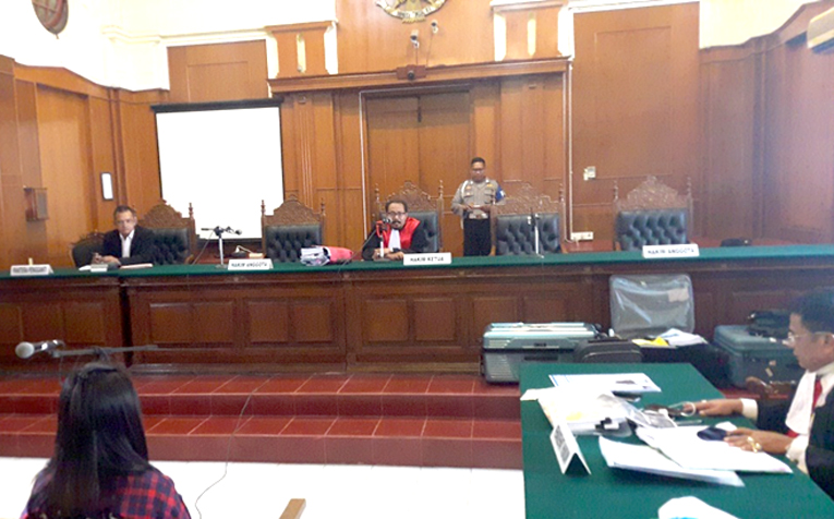Di Ruang Sidang Cakra Pengadilan Negeri Surabaya,Tampak Kanan Hotman Paris Hutapea Mempersoalkan Barang Bukti Yang Di Bongkar.