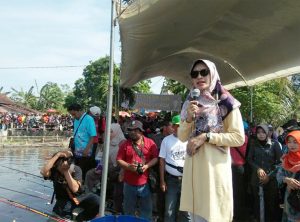 Bupati Hj P Tantriana Sari SE saat memberikan sambutan dalam ajang lomba Memancing di Rawa Tirta Desa Sumber Kedawung Kec Leces.