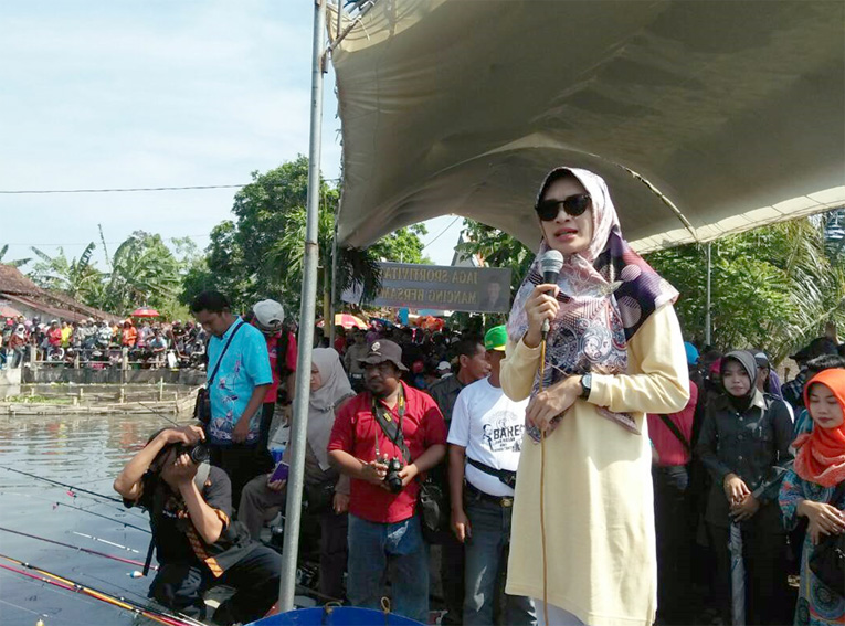 Bupati Hj P Tantriana Sari SE saat memberikan sambutan dalam ajang lomba Memancing di Rawa Tirta Desa Sumber Kedawung Kec Leces.