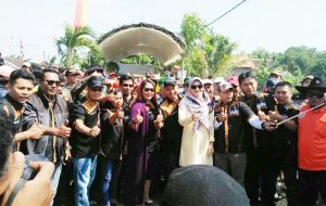 Bupati Probolinggo Hj Tantriana Sari saat berpose bersama Tim Wartapos.