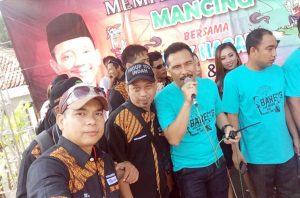 Bambang Lasmono, Ketua panitia ketika bernyanyi bareng tim Wartapos.