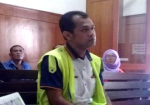Terdakwa Firman saat memberikan keterangan di Pengadilan Negeri Surabaya.