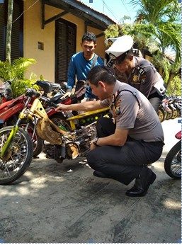 kapolres saat periksa hasil tangkapan