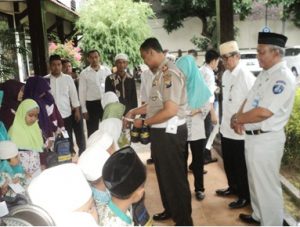 AKP Alpogohan, Kasatlantas Polres Probolinggo kota ketika memberikan santunan