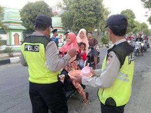 Beberapa anggota Polsek Bangilan sedang bagikan takjil di depan Kec. Bangilan.
