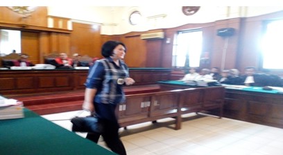 Saksi Agustin Leli Hardani Agen Asuransi Prudential Berjalan Keluar Sidang