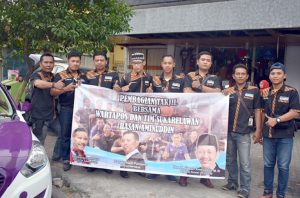 Tim sukarelawan Wartapos foto bersama sebelum membagikan takjil
