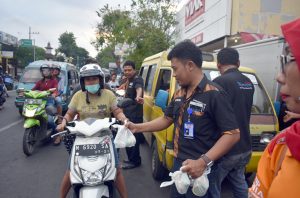Rabusan takjil dibagikan pada pengendara kendaraan bermotor